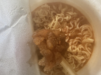 아까 먹고 남은 깐풍기에 김치 사발면
