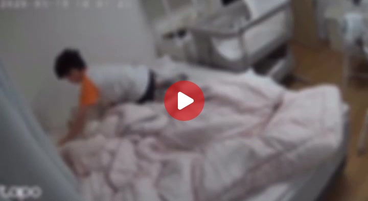 신생아 괴롭히는 모습에 난리난 영상