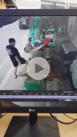 cctv에 찍힌 편의점 노상 덤앤더머 ㅋㅋㅋㅋ