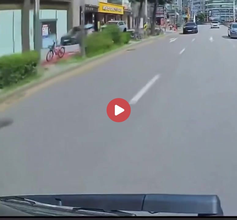 앞차 껴주기 싫어서 풀악셀 밟아서 사고 ㄷㄷ