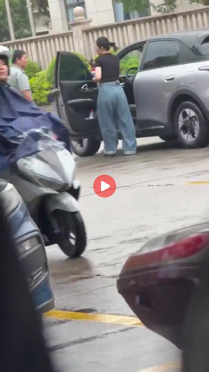 남자 경비원에게 나대다 뺨 쳐맞는 여자