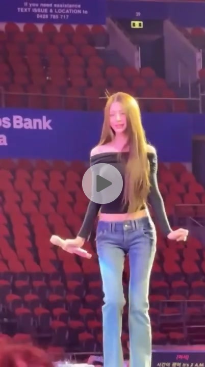 무대 리허설 중인 장원영